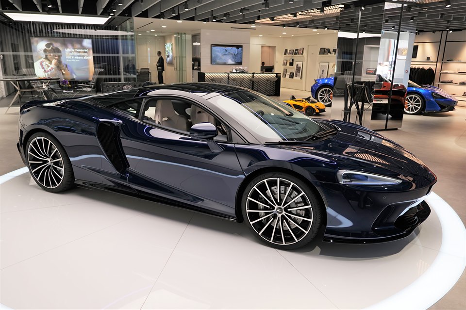 Si&ecirc;u xe McLaren GT đang được trưng b&agrave;y tại đại l&yacute; McLaren Hồng K&ocirc;ng c&oacute; gi&aacute; b&aacute;n 11,2 tỷ đồng