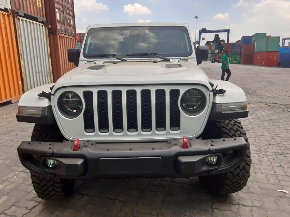 Jeep Gladiator Rubicon 2020 bất ngờ xuất hiện tại cảng Việt