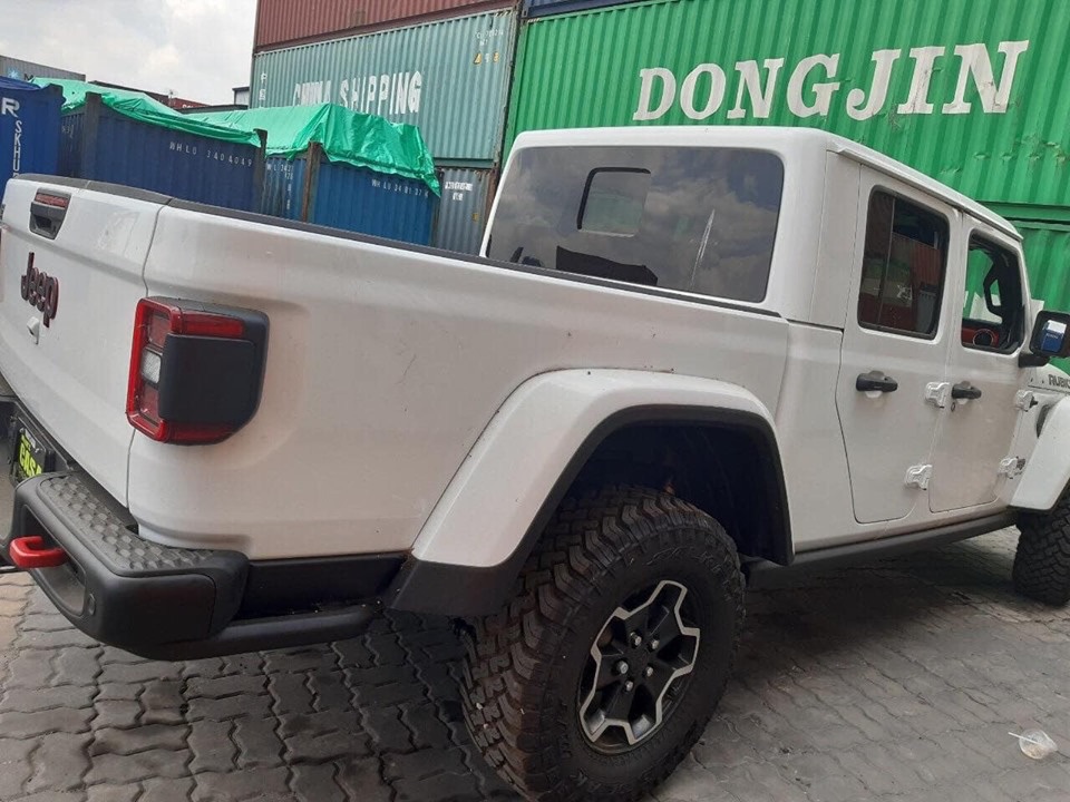 L&agrave; b&aacute;n tải cỡ trung nhưng Jeep Gladiator Rubicon 2020 d&agrave;i tới 5.537 mm, rộng 1.874 mm v&agrave; cao 1.932 mm