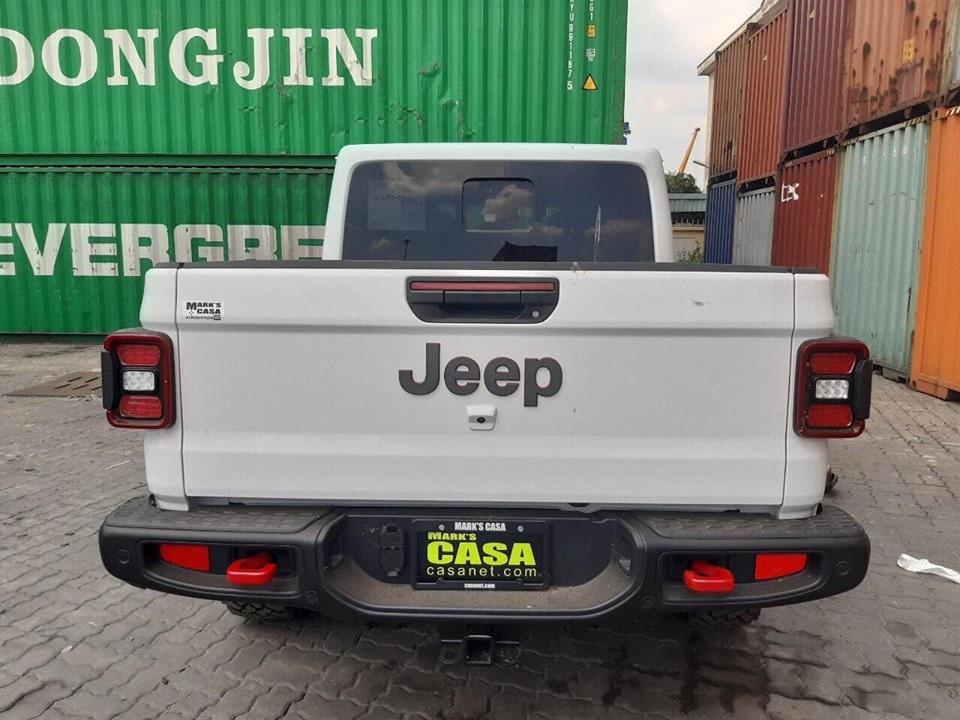 C&aacute;c đường n&eacute;t thiết kế vu&ocirc;ng th&agrave;nh g&oacute;c cạnh đặc trưng của Jeep