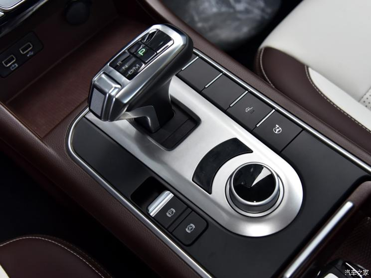 Hệ thống điều khiển hộp số là ZF 8 cấp