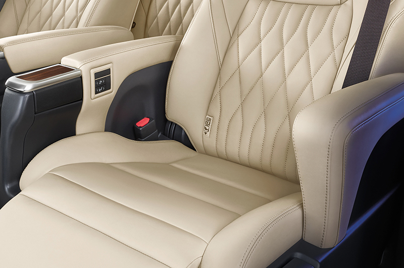 Nội thất bọc da màu be của Toyota Majesty 2019 Nội thất bọc da màu be của Toyota Majesty 2019