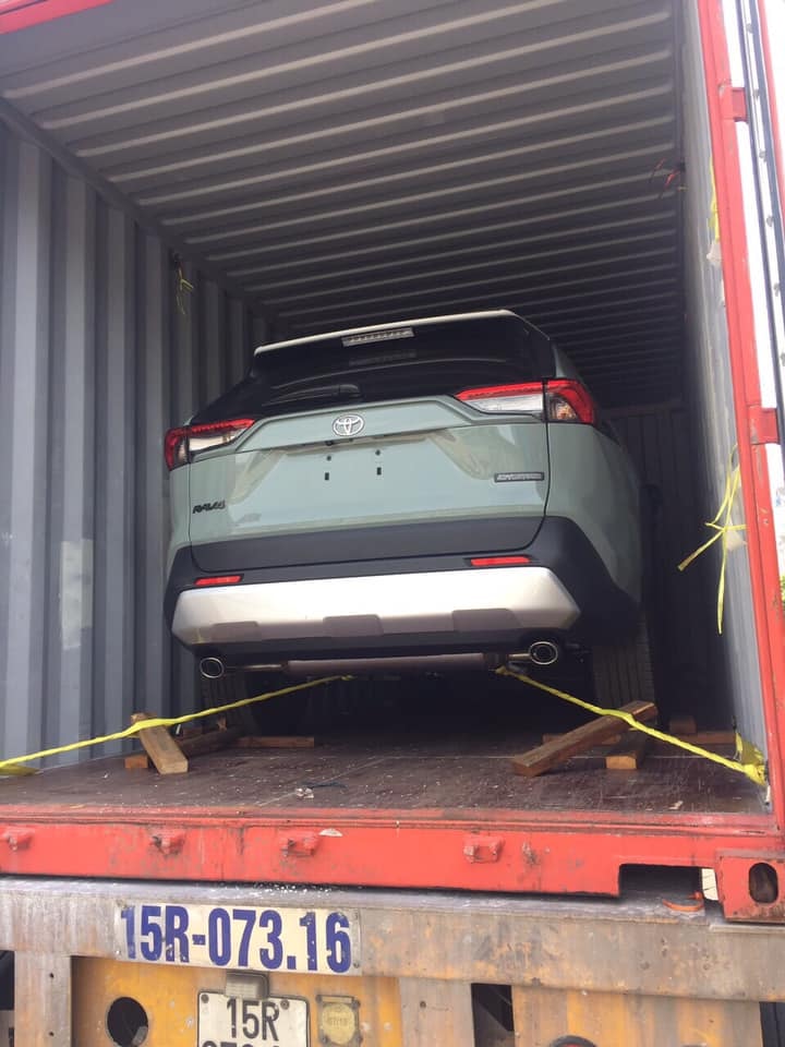 Chiếc Toyota RAV4 2019 mới cập cảng Việt Nam