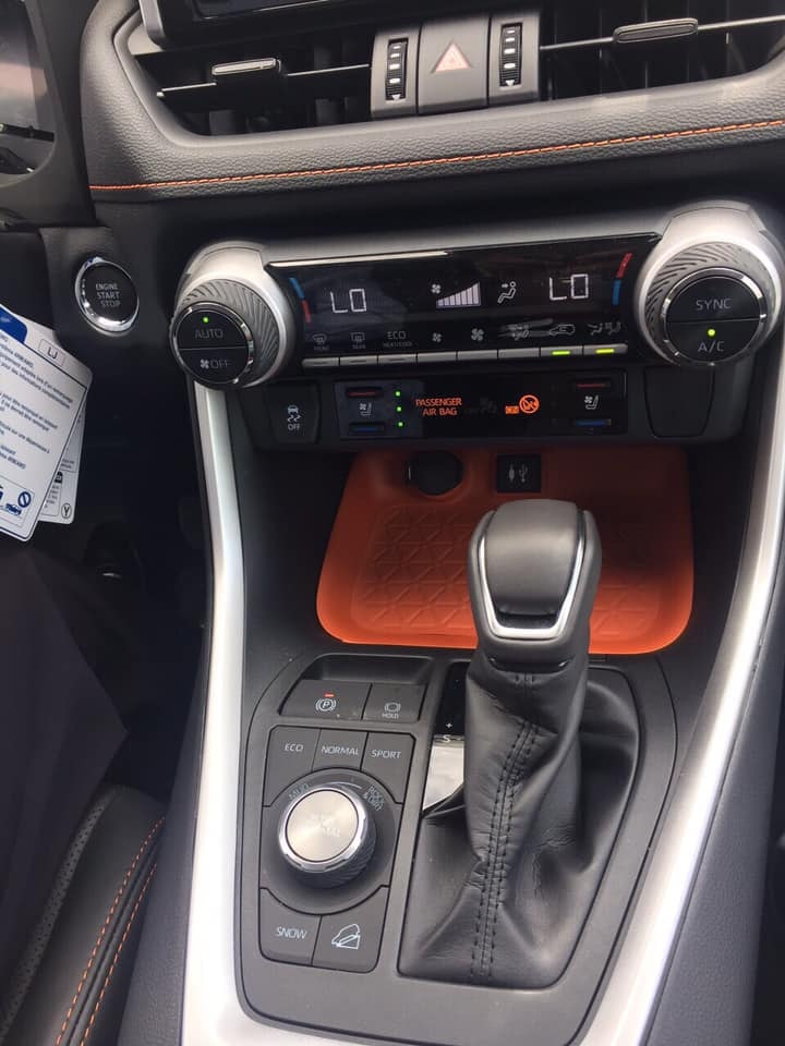 Cụm điều khiển trung t&acirc;m của chiếc Toyota RAV4 2019