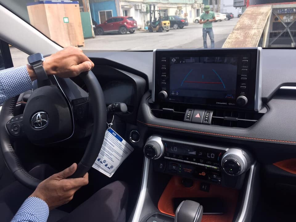 Nội thất b&ecirc;n trong chiếc Toyota RAV4 2019 mới về Việt Nam