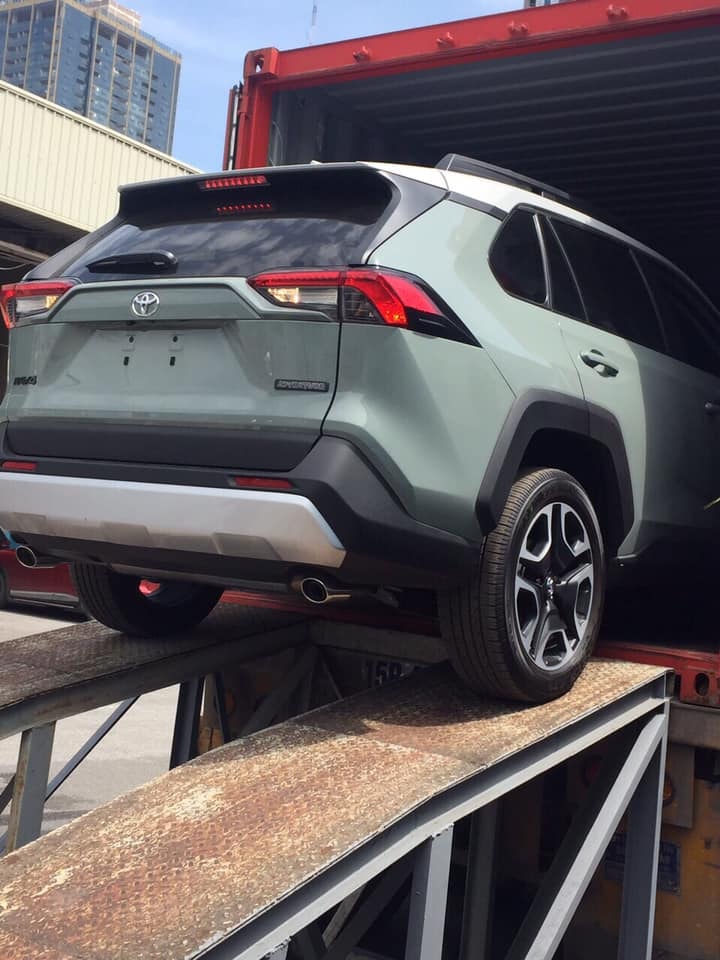Chiếc Toyota RAV4 2019 n&agrave;y cũng được sơn m&agrave;u xanh bạc h&agrave; phối n&oacute;c trắng