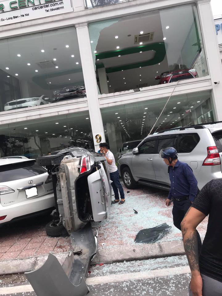 B&ecirc;n cạnh đ&oacute;, chiếc Lexus RCX350 cũng bị hư hỏng nhẹ. C&ograve;n chiếc Toyota Vios th&igrave; bị thiệt hại kh&aacute; nặng nề.