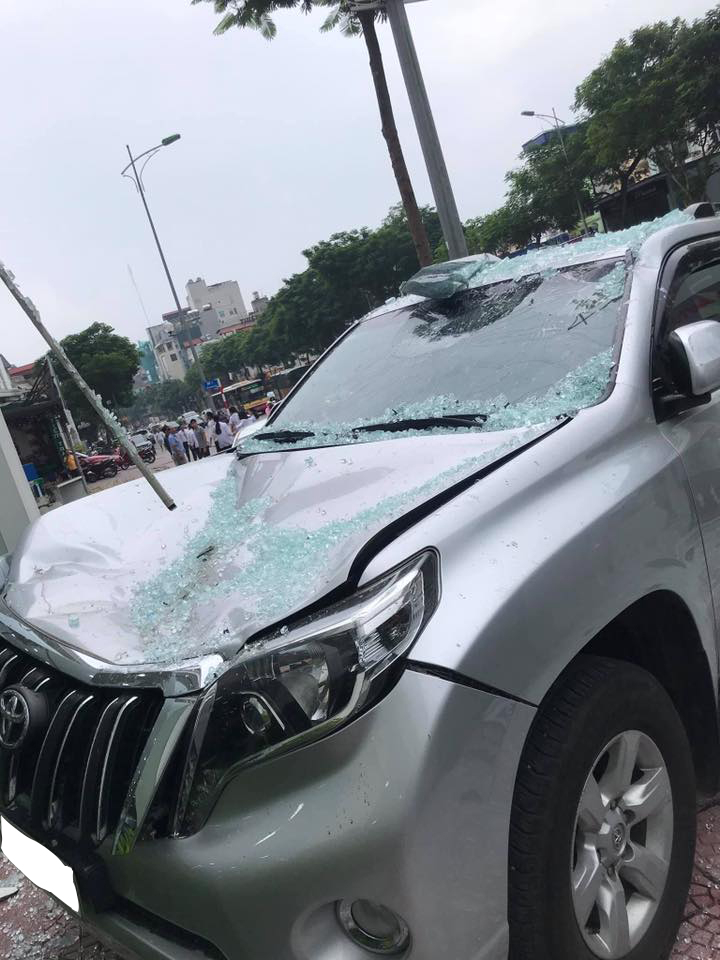 Chiếc xe Toyota Prado bị hư hại kh&aacute; nặng ở phần đầu xe.