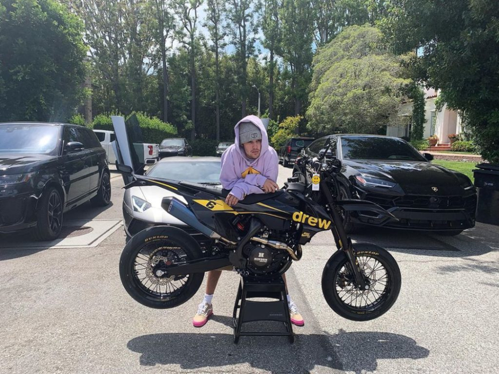 Justin Bieber bên cạnh KTM 500 EXC-F Drew House Justin Bieber bên cạnh KTM 500 EXC-F Drew House