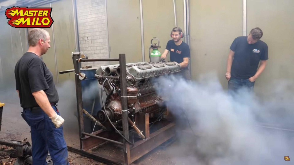Đội ngũ MasterMilo82 đã cần đưa động cơ ra ngoài để tiện điều chỉnh