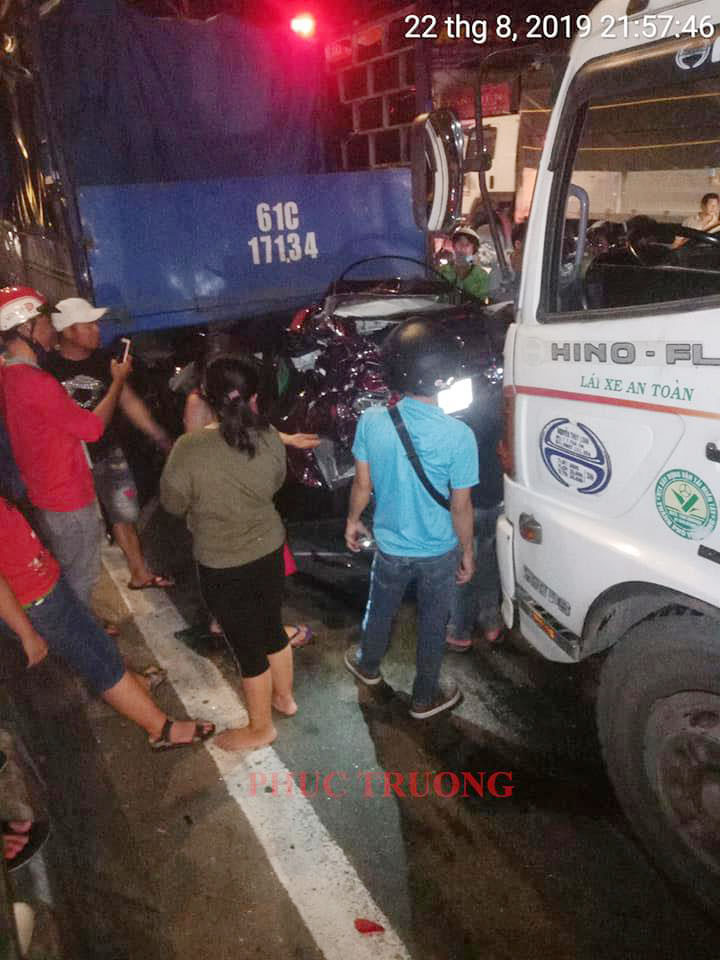 Cả gia đ&igrave;nh ngồi b&ecirc;n trong chiếc Honda City đ&atilde; tho&aacute;t chết may mắn