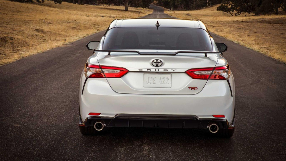 Toyota Camry TRD 2020 c&oacute; bộ body kit thể thao hơn bản thường