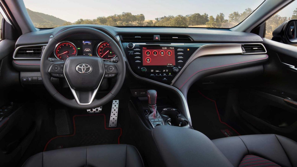 Nội thất m&agrave;u đen v&agrave; đỏ của Toyota Camry TRD 2020