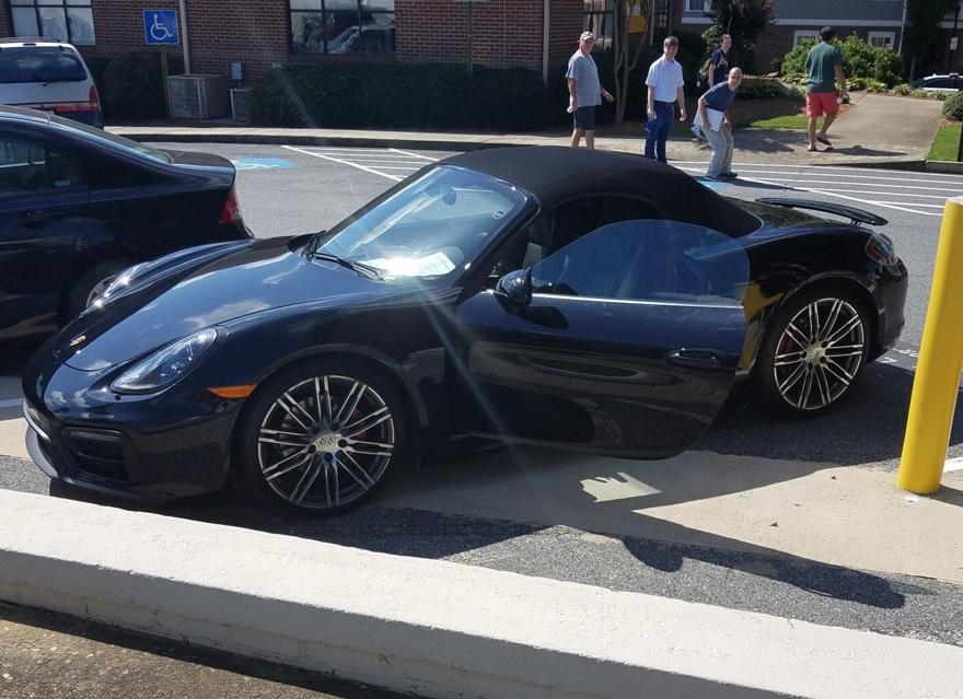 Chiếc Porsche với tờ giấy x&aacute;c nhận c&oacute; g&agrave;i bom đ&atilde; thu h&uacute;t sự ch&uacute; &yacute; của người d&acirc;n v&agrave; cảnh s&aacute;t địa phương