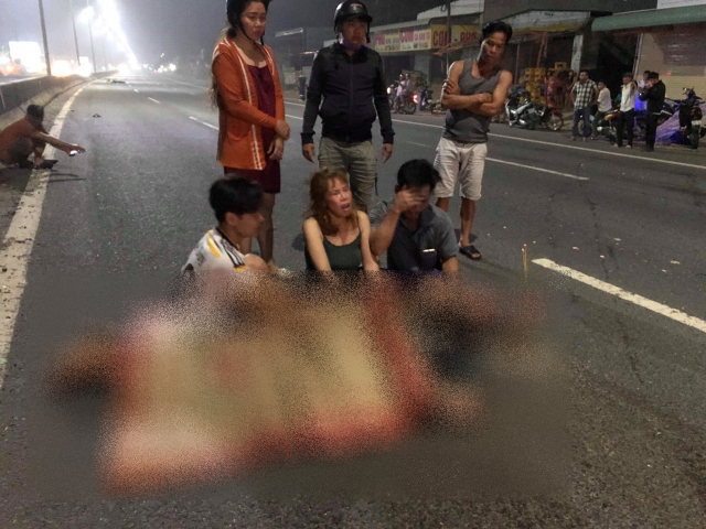 Người nh&agrave; của nam thanh ni&ecirc;n c&oacute; mặt tại hiện trường đau x&oacute;t trước thi thể người th&acirc;n