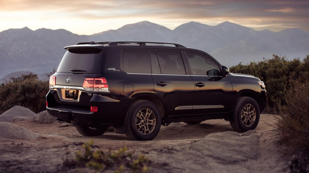Toyota Land Cruiser b&aacute;n chậm một phần l&agrave; v&igrave; gi&aacute; cao