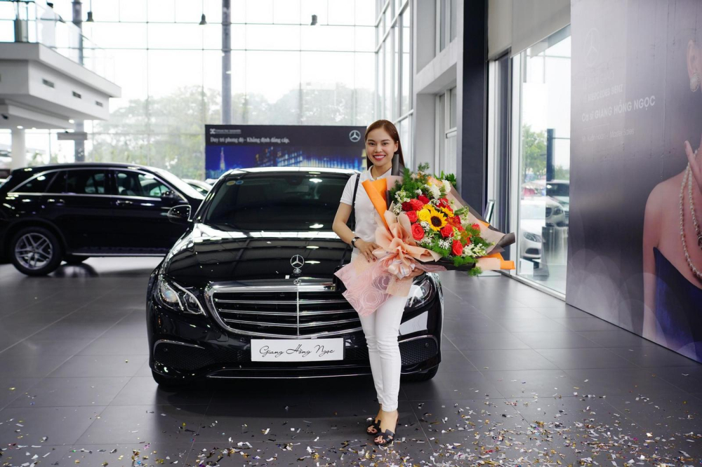 Giang Hồng Ngọc đến đại lý để nhận chiếc Mercedes-Benz E-Class mới tậu của mình Giang Hồng Ngọc đến đại lý để nhận chiếc Mercedes-Benz E-Class mới tậu của mình