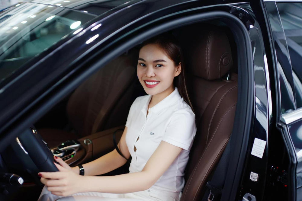 Hồng Ngọc ngồi thử vào nội thất của chiếc Mercedes-Benz E200 2019 Hồng Ngọc ngồi thử vào nội thất của chiếc Mercedes-Benz E200 2019