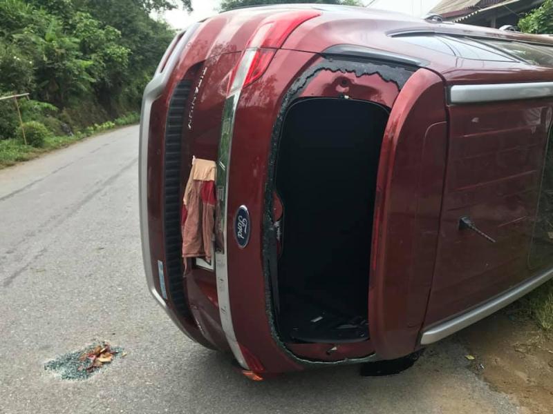 Kính sau của chiếc SUV 7 chỗ cũng bị vỡ Kính sau của chiếc SUV 7 chỗ cũng bị vỡ