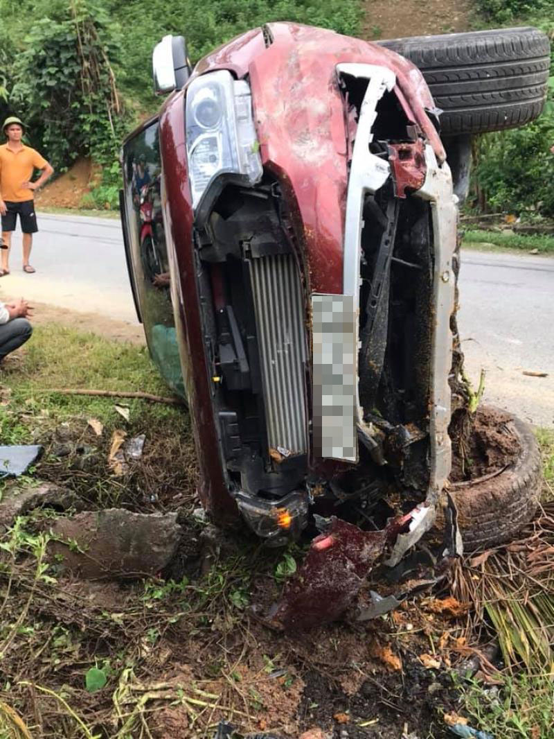 Phần đầu vỡ nát của chiếc Ford Everest Phần đầu vỡ nát của chiếc Ford Everest