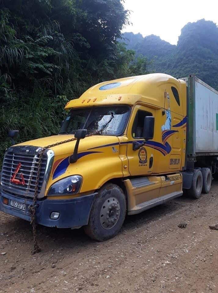 Chiếc xe container được &ocirc; t&ocirc; tải k&eacute;o l&ecirc;n dốc
