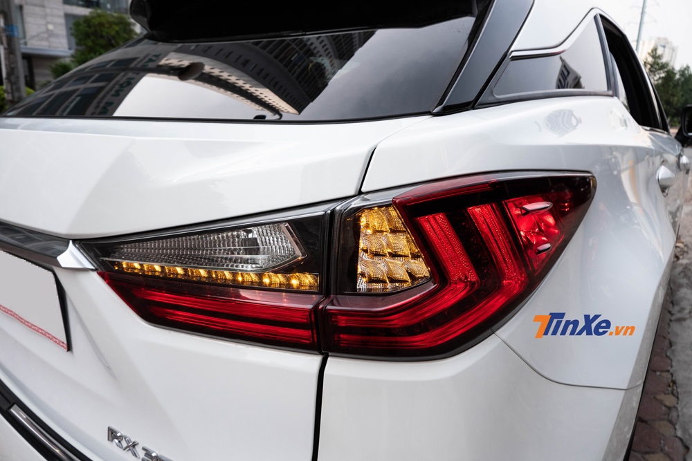 Cụm đ&egrave;n hậu Full LED với tạo h&igrave;nh chữ &ldquo;L&rdquo; đặc trưng của Lexus