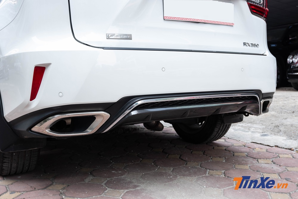 Cản sau c&oacute; viền mạ cr&ocirc;m c&ugrave;ng c&aacute;c thanh nan đan lưới giống lưới tản nhiệt ph&iacute;a trước, b&ecirc;n cạnh l&agrave; cặp ống xả đ&ocirc;i thể thao