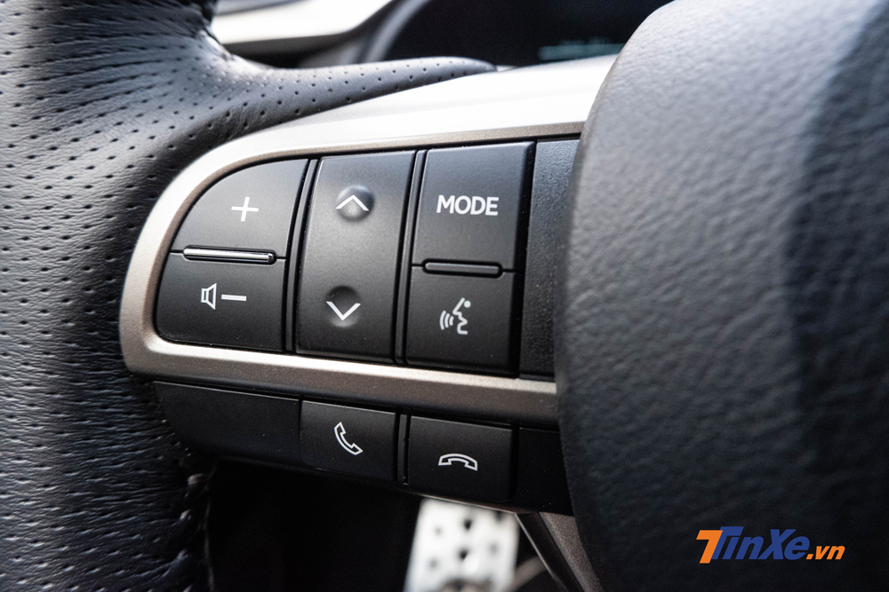 Cụm điều khiển b&ecirc;n tr&aacute;i c&oacute; đầy đủ c&aacute;c n&uacute;t điều chỉnh &acirc;m lượng, đ&agrave;m thoại rảnh tay