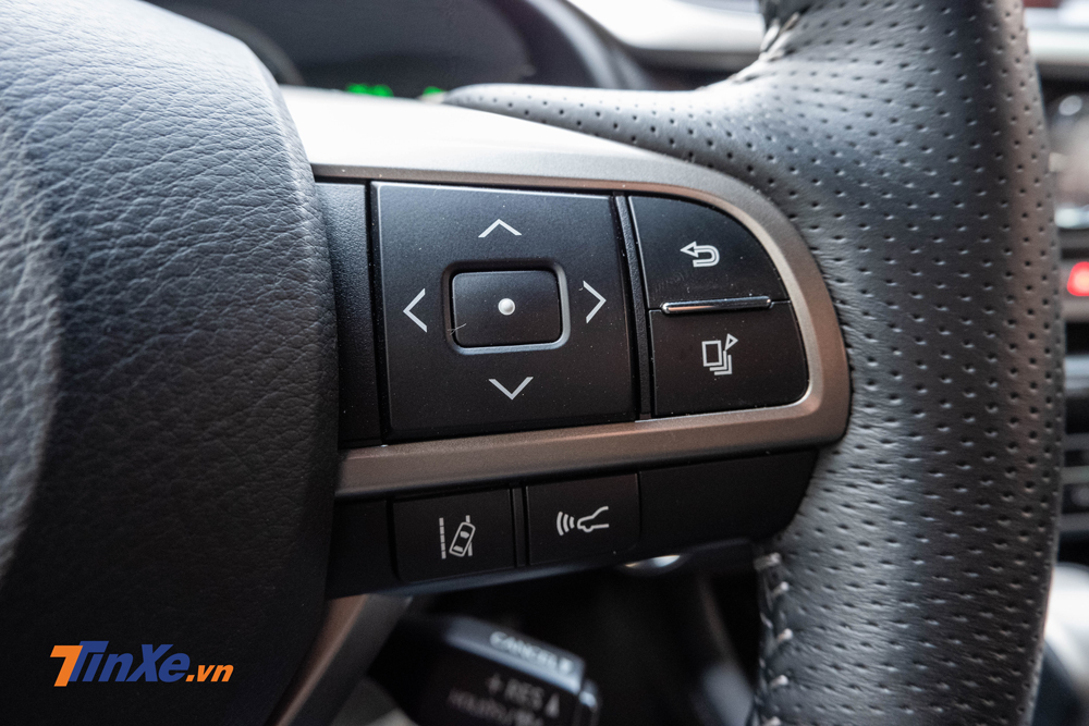 Cận cảnh c&ugrave;m điều khiển b&ecirc;n phải v&ocirc; lăng