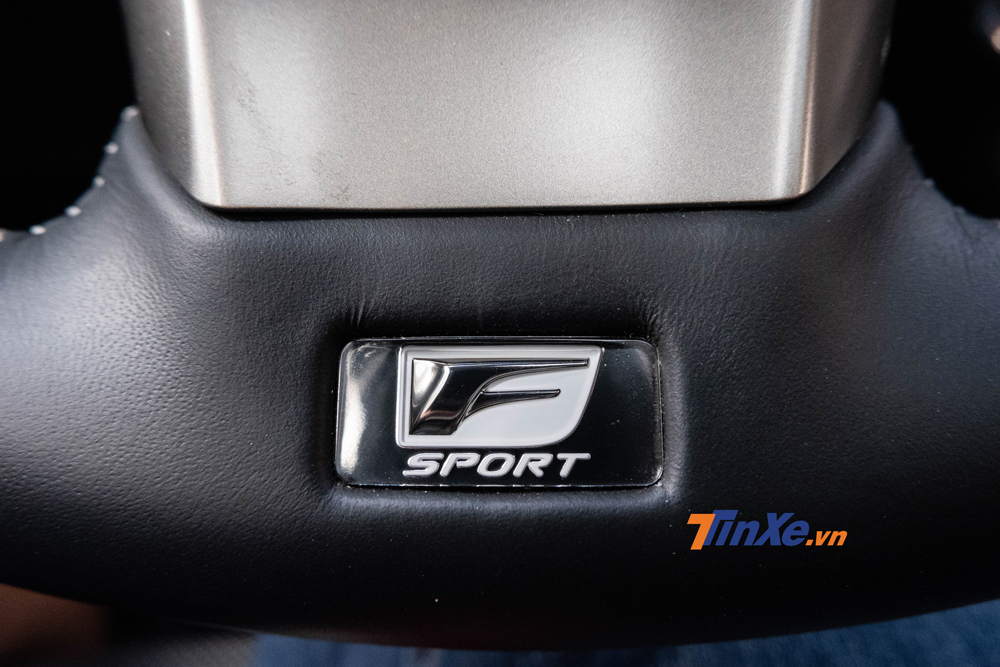 Logo F-Sport kh&aacute; lớn tr&ecirc;n v&ocirc; lăng t&aacute;ch biệt chiếc xe ra khỏi phi&ecirc;n bản thường