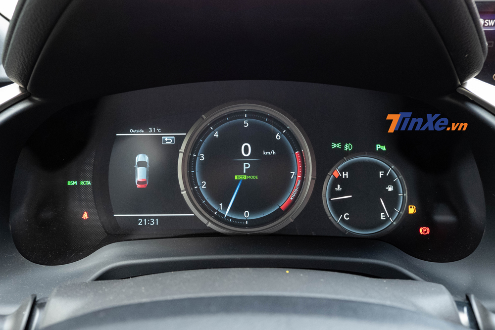 Bảng đồng hồ kỹ thuật số ph&iacute;a sau v&ocirc; lăng c&oacute; thiết kế kh&aacute; thể thao, lấy cảm hứng từ si&ecirc;u xe Lexus LF-A đ&atilde; ngừng sản xuất