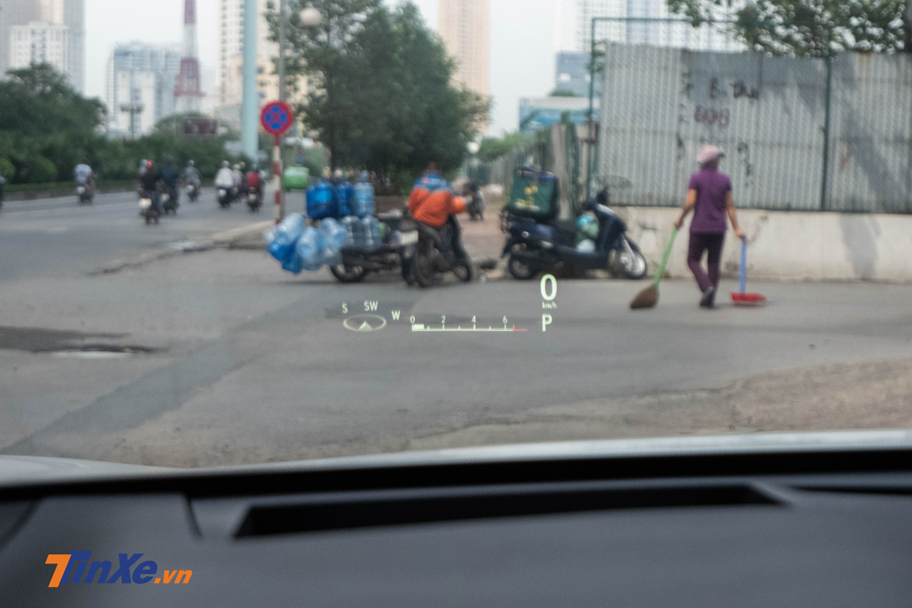 M&agrave;n h&igrave;nh hiển thị k&iacute;nh l&aacute;i dạng HUD