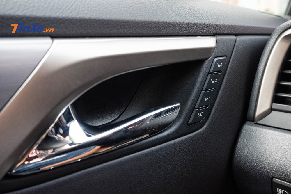 Phần mạ cr&ocirc;m tr&ecirc;n tay nắm cửa ph&iacute;a trong ph&iacute;a b&ecirc;n người l&aacute;i c&ograve;n s&aacute;ng b&oacute;ng