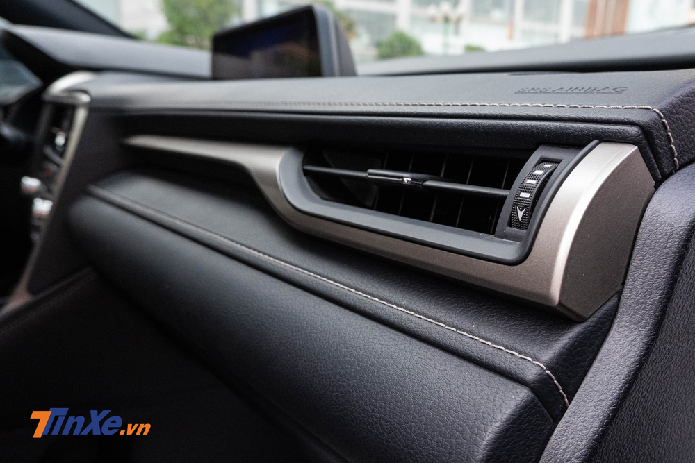 T&aacute;p-l&ocirc; bọc da với c&aacute;c viền chỉ trang tr&iacute; kh&aacute; sang trọng 