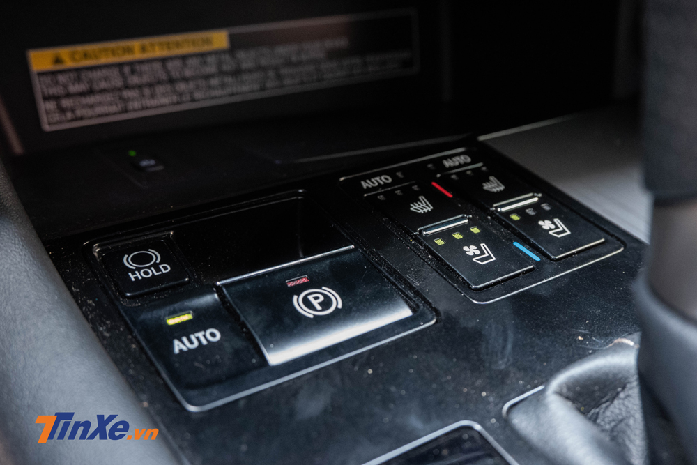 Ph&iacute;a tr&ecirc;n cần số l&agrave; khu vực c&aacute;c n&uacute;t bấm điều chỉnh t&iacute;nh năng th&ocirc;ng giố v&agrave; l&agrave;m m&aacute;t cho h&agrave;ng ghế trước, tuy nhi&ecirc;n vị tr&iacute; đặt phanh tay điện tử chưa thực sự hợp l&yacute;