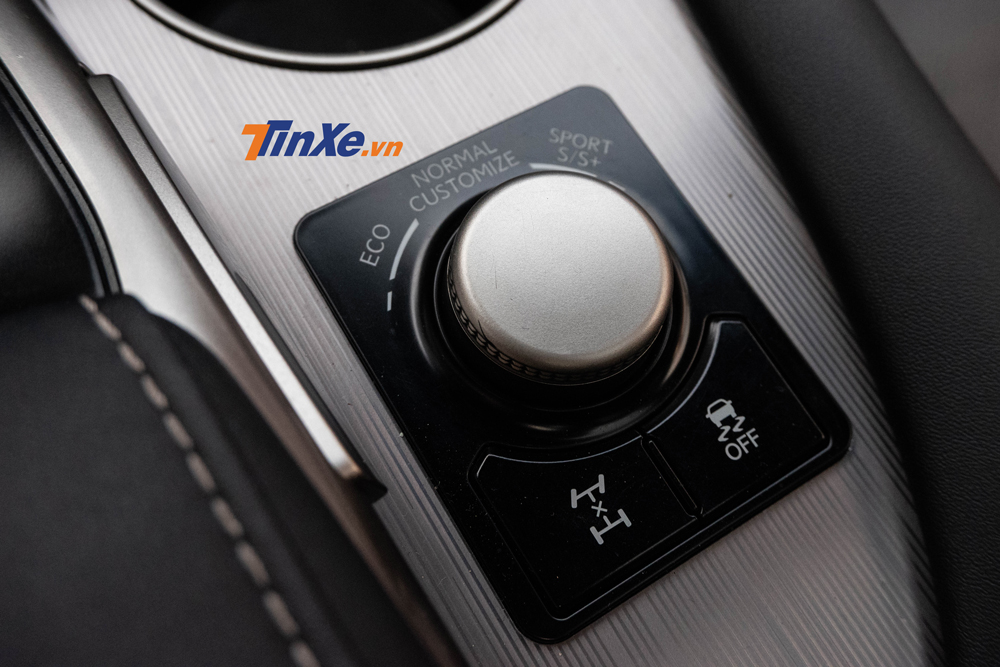 Ph&iacute;a dưới cần số l&agrave; n&uacute;m xoay chọn chế độ l&aacute;i, tắt c&acirc;n bằng điện tử