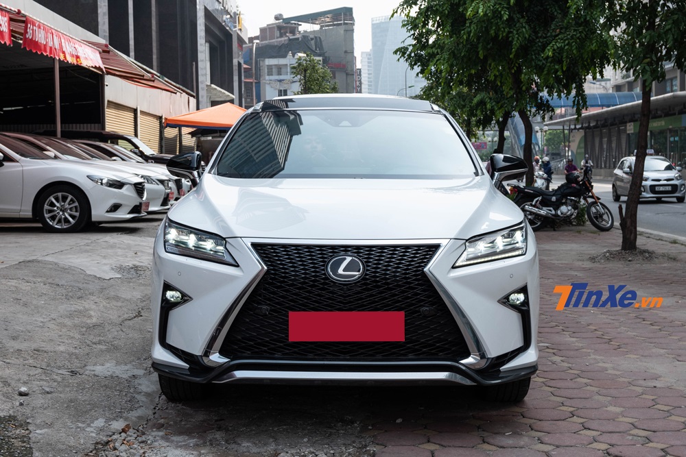 Mặt ca-lăng trước g&acirc;y ấn tượng với lưới tản nhiệt h&igrave;nh con suốt cỡ lớn đặc trưng của F-Sport, ph&iacute;a b&ecirc;n trong l&agrave; c&aacute;c thanh nan đan ch&eacute;o dạng lưới thay v&igrave; nằm ngang như phi&ecirc;n bản thường