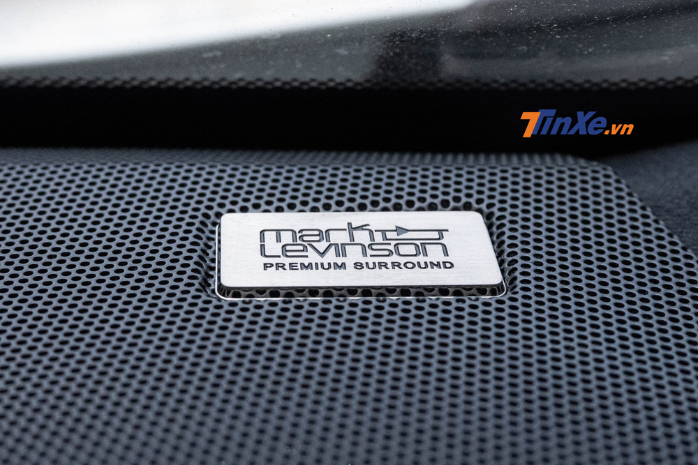 Điểm nhấn ở hạng mục giải tr&iacute; tr&ecirc;n xe ch&iacute;nh l&agrave; hệ thống &acirc;m thanh v&ograve;m gồm 15 loa Mark Levinson cao cấp