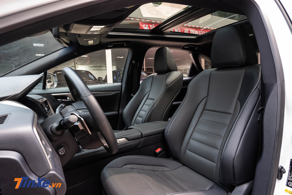 H&agrave;ng ghế trước được bọc da cao cấp c&oacute; tạo h&igrave;nh 2 c&aacute;nh &ocirc;m lưng kh&aacute; thể thao, đi k&egrave;m với đ&oacute; l&agrave; t&iacute;nh năng nhớ 3 vị tr&iacute;, chỉnh điện 8 hướng