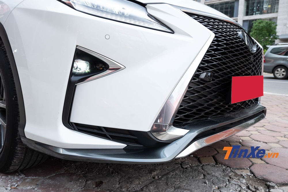 Khu vực cản trước c&ugrave;ng c&aacute;c viền mạ cr&ocirc;m c&ograve;n s&aacute;ng b&oacute;ng, chưa c&oacute; dấu hiệu x&acirc;y xước