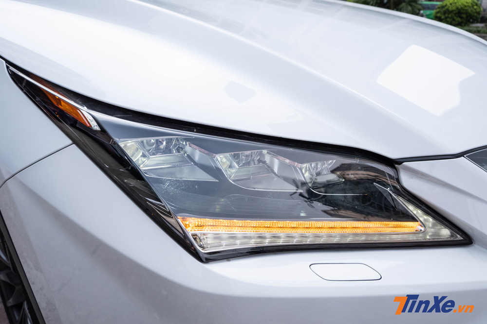 Cặp &ldquo;mắt&rdquo; sắc sảo t&iacute;ch hợp dải đ&egrave;n LED định vị ban ng&agrave;y, b&ecirc;n trong l&agrave; 3 ch&oacute;a đ&egrave;n LED h&igrave;nh vu&ocirc;ng thể thao &ndash; một thiết kế đang được Lexus ưa chuộng trong những năm gần đ&acirc;y