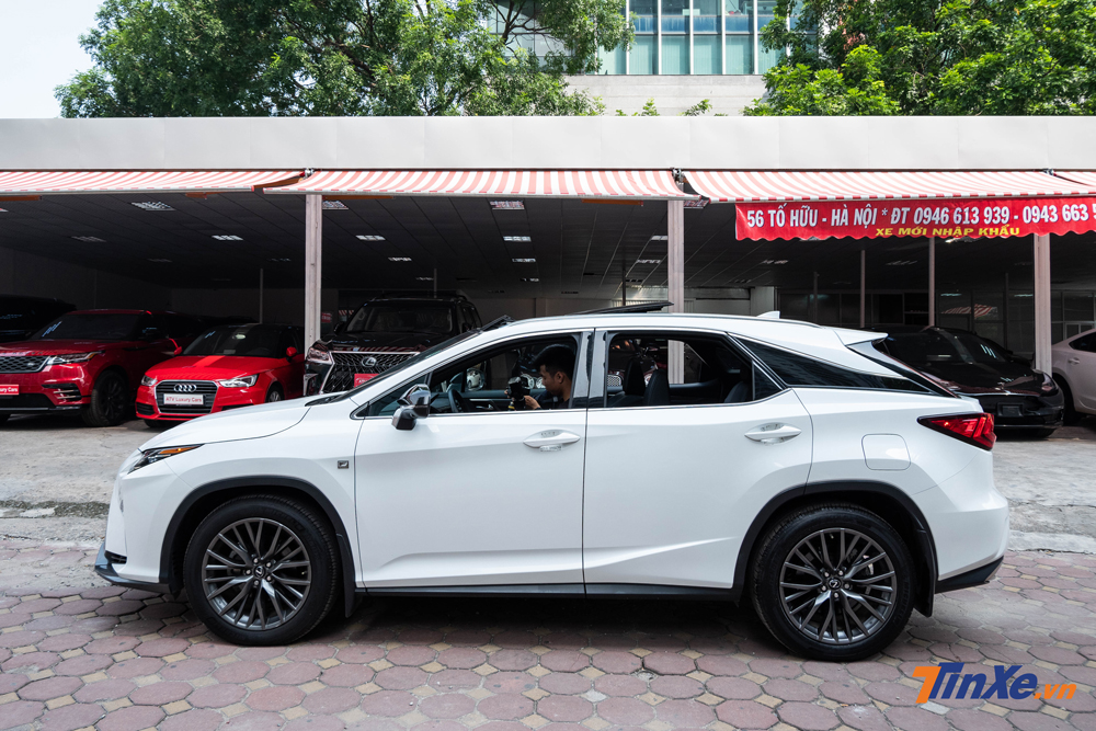 Th&acirc;n xe c&oacute; nhiều đường g&acirc;n gi&uacute;p chiếc xe trở n&ecirc;n d&agrave;y dặn v&agrave; dữ dằn ở g&oacute;c nh&igrave;n ph&iacute;a ngang