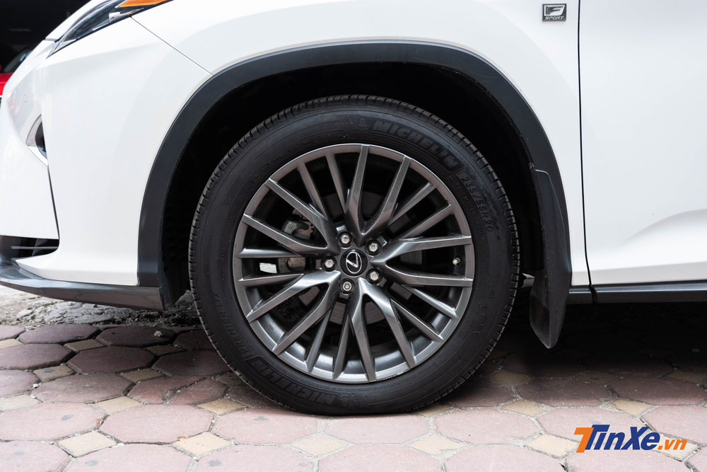 Bộ m&acirc;m hợp kim 20 inch m&agrave;u ghi vẫn giữ được độ s&aacute;ng b&oacute;ng sau 3 năm sử dụng, b&ecirc;n ngo&agrave;i l&agrave; lốp Michelin Premier LTX k&iacute;ch cỡ 235/55R20