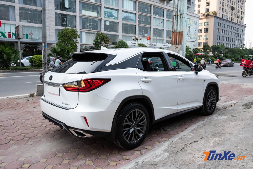 Phần th&acirc;n vỏ gần với c&aacute;c khu vực chắn b&ugrave;n c&ograve;n kh&aacute; mới, chưa c&oacute; dấu hiệu xước x&aacute;t