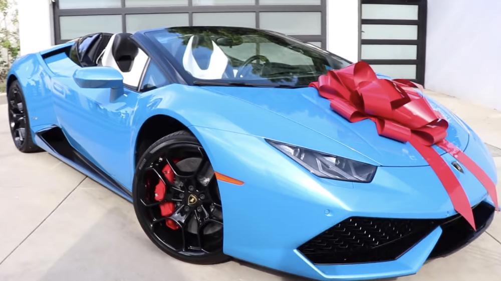 Chiếc siêu xe Lamborghini Huracan Evo Spyder này là một món quà mà Dobrik nhận từ đối tác quảng cáo
