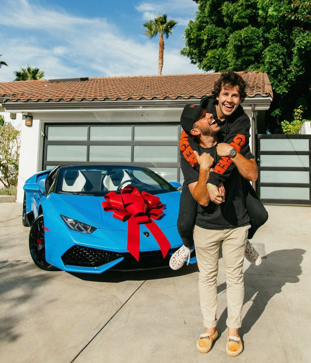 David Dobrik và bạn thân Heath Hussar chụp ảnh cùng chiếc Lamborghini Huracan Evo Spyder