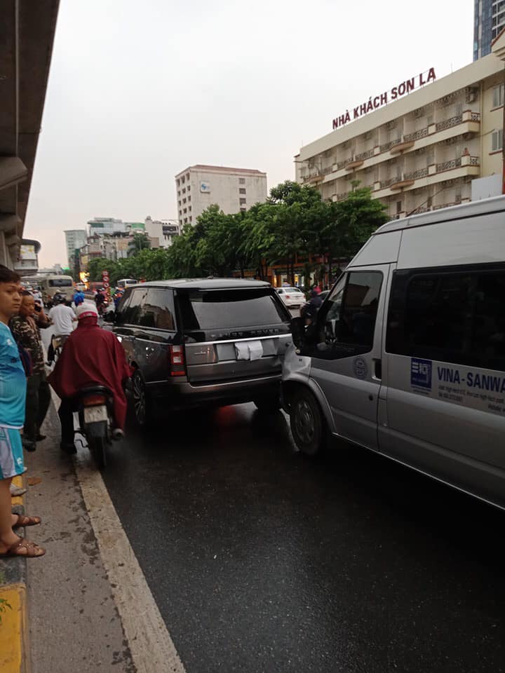 Hiện trường vụ tai nạn của Ford Transit t&ocirc;ng v&agrave;o đu&ocirc;i xe SUV hạng sang Range Rover Autobiography