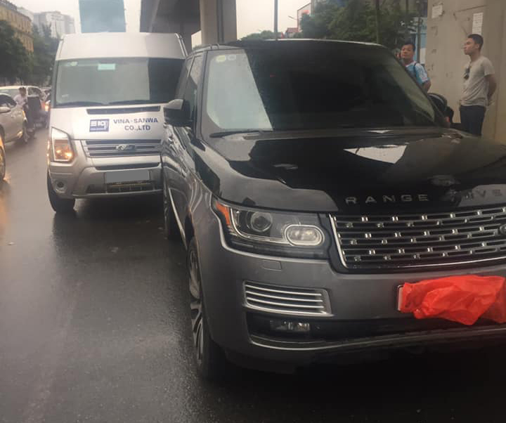  Ford Transit t&ocirc;ng v&agrave;o đu&ocirc;i xe Range Rover hơn 8 tỷ đồng