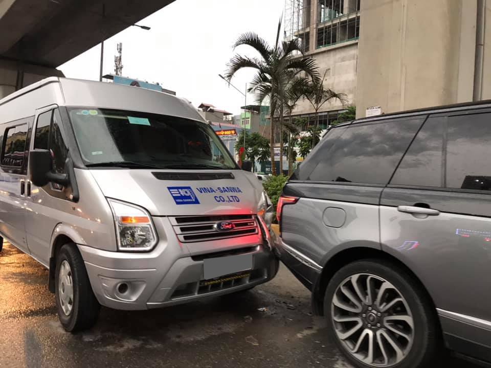 Chiếc Ford Transit bị m&oacute;p d&agrave;n &aacute;o b&ecirc;n h&ocirc;ng đầu xe, đ&egrave;n pha vỡ