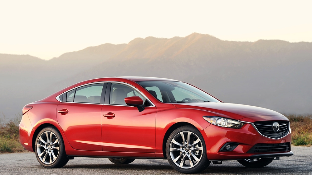 Mazda6 2.0AT 2016 vẫn mang những đường n&eacute;t c&aacute; t&iacute;nh, trẻ trung rất đặc trưng với ng&ocirc;n ngữ thiết kế KODO.